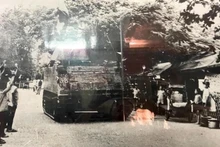 Nuestro ejército y el pueblo de Binh Thuan salen a la calle para celebrar la victoria. (Foto: VNA)