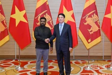 El presidente Luong Cuong (derecha) y su homólogo de Sri Lanka, Anura Kumara Dissanayak.