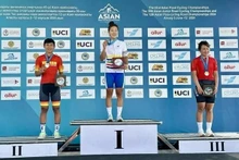 Nguyen Thi That (izquierda) en el podio por la plata en el 43º Campeonato Asiático de Ciclismo en Ruta el 11 de junio en Alma Alta, Kazajstán (Fuente: vietnamnews.vn)