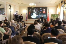 En el acto inaugural de la exposición. (Fuente: VNA) 