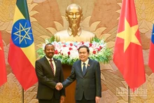 El presidente de la Asamblea Nacional, Tran Thanh Man, y el primer ministro de Etiopía, Abiy Ahmed Ali.