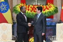 El presidente vietnamita, Luong Cuong (derecha) recibe al primer ministro de Etiopía, Abiy Ahmed Ali. 