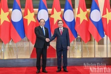 El presidente de la Asamblea Nacional de Vietnam, Tran Thanh Man (derecha), recibe al primer ministro de Laos, Sonexay Siphandone. 