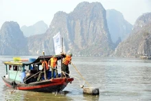 Oficiales militares participan en la limpieza de los desechos y la basura que el tifón Yagi arrojó a la bahía de Ha Long. La campaña de limpieza, de tres días de duración, comenzó el 15 de septiembre. (Foto: VNA)