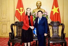 El director de la Academia Nacional de Política de Ho Chi Minh y presidente del Consejo Teórico Central, Nguyen Xuan Thang, y la representante residente del Programa de las Naciones Unidas para el Desarrollo (PNUD) en Hanói, Ramla Khalidi (Fuente: VNA)