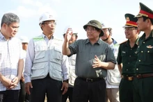 El primer ministro de Vietnam, Pham Minh Chinh, inspecciona la ejecución del proyecto en el tramo Hau Giang- Ca Mau. 