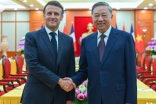 El secretario general del Partido Comunista de Vietnam, To Lam (derecha), se reúne con el presidente francés, Emmanuel Macron.