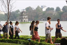 Turistas extranjeros en Hanói. (Fuente:VNA)