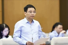 El ministro de Finanzas, Nguyen Van Thang, presenta el informe en la cita (Foto: VNA) 