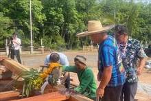 Los primeros pilares de madera se erigieron para el proyecto de la casa sobre pilotes de Ho Chi Minh en el Complejo Memorial en la provincia de Udon Thani. (Foto: VNA)