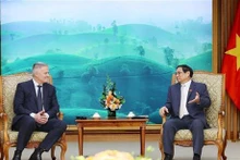 El primer ministro de Vietnam, Pham Minh Chinh, recibe al secretario general de OCDE, Mathias Cormann. (Foto: VNA)