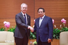 El primer ministro Pham Minh Chinh (derecha) y el vicepresidente del BAD, Scott Morris.