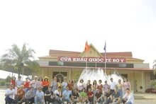 El hito del cruce fronterizo se encuentra en el área de gestión del paso fronterizo internacional de Bo Y en el distrito de Ngoc Hoi, provincia de Kon Tum. (Foto: VNA)
