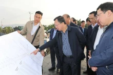 El presidente del Comité Popular de Quang Ninh, Cao Tuong Huy, inspecciona las tareas de construcción e inversión en infraestructura en la comuna de Quang Yen. (Fotografía: quangninh.gov.vn)