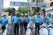 El viceministro de Salud Tran Van Thuan y los embajadores del programa de ciclismo en respuesta a la lucha contra el tabaquismo (Foto: VNA)