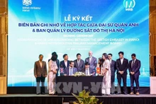 En la ceremonia de la firma del memorando de entendimiento entre la Autoridad de Gestión del Ferrocarril Urbano de Hanói y la Embajada del Reino Unido e Irlanda del Norte en Vietnam. (Fuente: VNA)