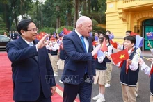 El primer ministro de Vietnam, Pham Minh Chinh, y su homólogo neozelandés, Christopher Luxon, con los estudiantes de Hanói. (Fuente: VNA)