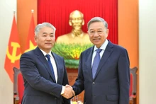 El secretario general del Partido Comunista de Vietnam, To Lam recibe al ministro de Alimentación, Agricultura e Industria Ligera de Mongolia, Khayangaa Bolorchuluun