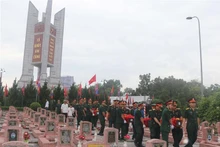 Acto de homenaje póstumo e inhumación de los restos de 87 combatientes voluntarios y expertos vietnamitas que fallecieron en Laos. (Fuente: VNA)
