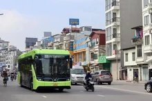Hanói ha implementado más rutas de autobuses eléctricos para reducir las emisiones de gases de efecto invernadero. (Fuente: Vietnam+)