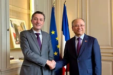 El embajador Dinh Toan Thang (derecha) y Bertrand Gaume, prefecto de la región de Hauts-de-France. (Foto: VNA)