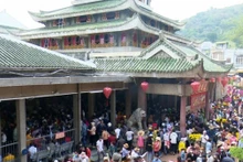 Templo Ba Chua Xu en la montaña Sam, un destino turístico espiritual en Asia-Pacífico