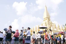 El pueblo laosiano asiste al Festival That Luang en noviembre de 2022. (Foto: VNA)