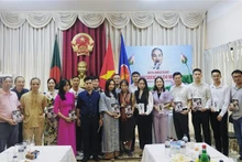 Representantes de vietnamitas en Bangladesh presentan obras sobre el Tío Ho (Fuente: VNA) 