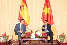 El presidente del Comité Popular de Ciudad Ho Chi Minh, Nguyen Van Duoc, (D) recibe al presidente del Gobierno de España, Pedro Sánchez. (Foto: VNA)