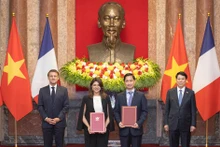 [Foto] Presidentes de Vietnam y Francia presencian firma de acuerdos de cooperación