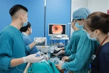 En una operación de Endoscopia en el Hospital Bach Mai de Hanói. (Foto: VNA)