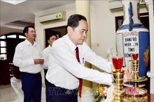 El presidente de la Asamblea Nacional (AN) de Vietnam, Tran Thanh Man, ofrece incienso en homenaje al difunto titular de la AN, Nguyen Huu Tho. (Fuente: VNA)