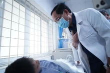 El vicepresidente de la Asamblea Nacional, Tran Quang Phuong, visita a las víctimas del incendio en el Hospital del Transporte en Hanói. (Fuente:VNA)