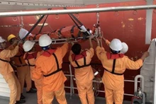 Los socorristas trasladan al marinero herido al puerto de la ciudad de Vung Tau. (Foto: VNA)