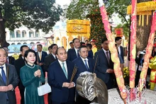 El presidente vietnamita y los delegados ofrecen inciensos en el templo de Kinh Thien.
