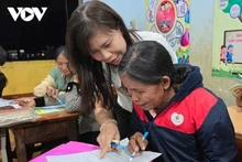 Clases de alfabetización transforman la vida de minorías étnicas en distrito vietnamita