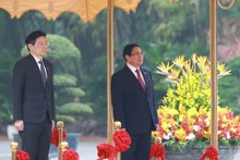 El primer ministro de Vietnam, Pham Minh Chinh, preside la ceremonia de bienvenida a su homólogo de Singapur, Lawrence Wong. (Fuente: VNA)