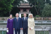 El secretario general del Partido Comunista de Vietnam, To Lam, y su esposa, junto con el presidente de Francia, Emmanuel Macron y su esposa, visitan el Templo de la Literatura (Foto: VNA)