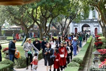 Vietnamitas visitan Templo de Literatura en ocasión del Año Nuevo Lunar