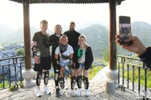 Turistas extranjeros visitan la provincia de Ha Giang. 