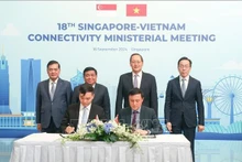 La firma de un memorando de entendimiento de cooperación entre la Agencia Empresarial de Singapur y el Departamento de Inversiones Extranjeras, dependiente del Ministerio de Planificación e Inversión de Vietnam. (Fuente:VNA)