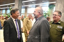 Manuel Marrero Cruz, primer ministro, y el embajador Le Quang Long. (Fuente: VNA)