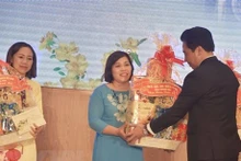 Autoridades de la provincia de Khanh Hoa entregan regalos a familias de soldados en el distrito de Truong Sa. (Fotografía: VNA)