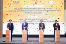 En la ceremonia de lanzamiento del proyecto para promover la réplica del modelo del Centro de Servicio Único, también conocido como Casa Anh Duong, en otras localidades de Vietnam, en Hanói el 13 de enero. (Foto: VNA) 