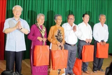 El secretario general Nguyen Phu Trong entregó obsequios a las familias beneficiadas de políticas preferenciales en la nueva comuna rural de Ngoc To, el distrito de My Xuyen, durante su visita a Soc Trang, el 9 de marzo de 2015. (Foto: VNA)