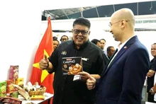 Ngo Quang Hung, primer secretario de la Oficina Comercial de Vietnam en Malasia, presenta el café vietnamita al gobernador de Melaka, Ab Rauf Yusoh. (Fuente: VNA)
