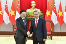 El secretario general del Partido Comunista de Vietnam, To Lam (derecha), recibe al primer ministro de Singapur, Lawrence Wong.