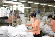 Las empresas nacionales de textiles y prendas de vestir están utilizando muchas formas de mantener las actividades de producción, los empleos y los ingresos de los trabajadores. Foto VNA