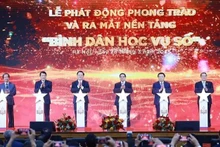 El primer ministro Pham Minh Chinh y los delegados lanzan el movimiento (Foto: VNA)
