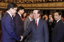 El presidente de Vietnam, Vo Van Thuong, saluda a los delegados (Foto: VNA)